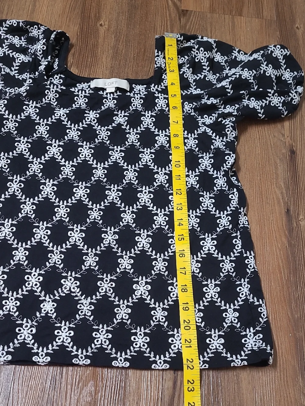 LOFT Black and White Smocked Puff Sleeve‎ Blousefor women zise m good condition